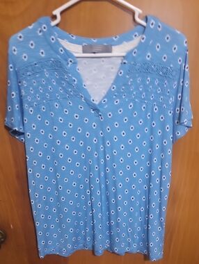 Berkley Jensen Size Medium Blue Floral Top